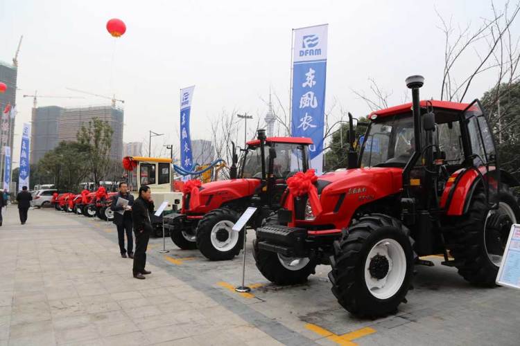 东风农机集团2014商务年会室外产品展示区