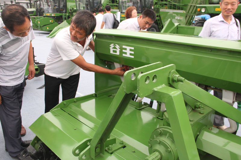 农机手详细了解“谷王”产品性能
