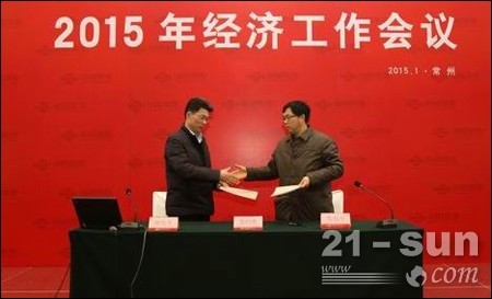 图为公司董事长薛国俊（右）与总经理何建光签订公司考核合同书 
