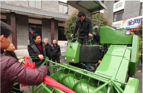 韶山村的村民們圍觀、試駕“谷王”水稻機(jī)