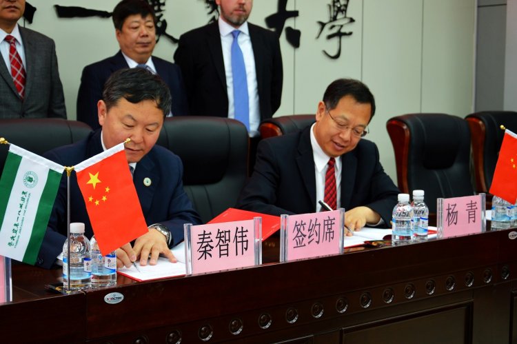 爱科全球副总裁兼中国董事总经理杨青（右）和八一农大校长秦智伟签署校企合作协议