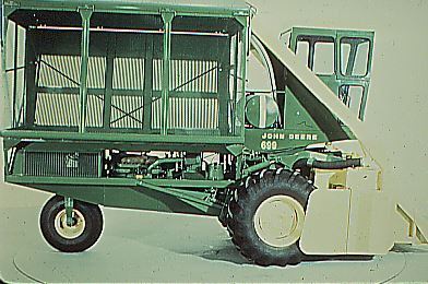 1968年的约翰迪尔699型摘棉机