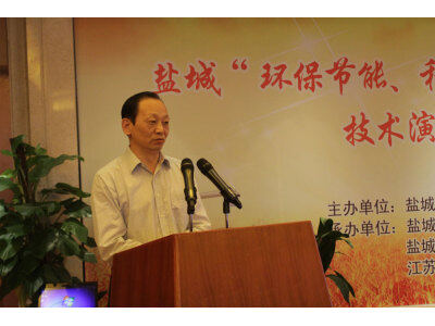 盐城“环保节能、秸杆还田”全新收割机技术演示推广会。