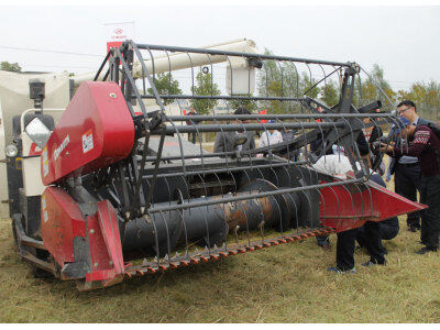 盐城“环保节能、秸杆还田”全新收割机技术演示推广会。