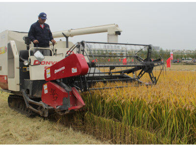 盐城“环保节能、秸杆还田”全新收割机技术演示推广会。