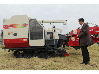 盐城“环保节能、秸杆还田”全新收割机技术演示推广会。