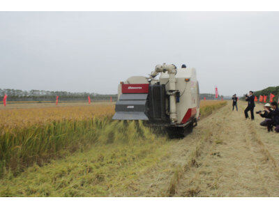 盐城“环保节能、秸杆还田”全新收割机技术演示推广会。