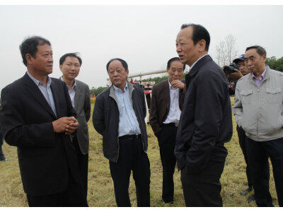 盐城“环保节能、秸杆还田”全新收割机技术演示推广会。