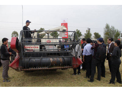 盐城“环保节能、秸杆还田”全新收割机技术演示推广会。