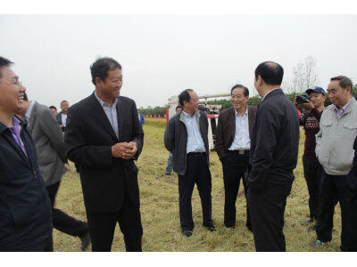 盐城“环保节能、秸杆还田”全新收割机技术演示推广会。