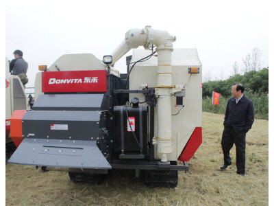 盐城“环保节能、秸杆还田”全新收割机技术演示推广会。