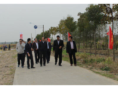 盐城“环保节能、秸杆还田”全新收割机技术演示推广会。