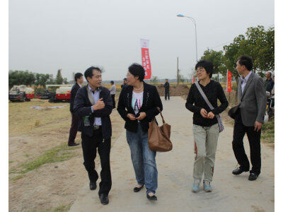 盐城“环保节能、秸杆还田”全新收割机技术演示推广会。