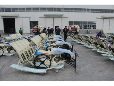 盐城“环保节能、秸杆还田”全新收割机技术演示推广会。