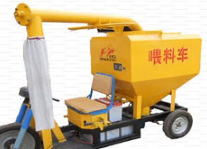河南宏銳牛豬場多功能喂料車