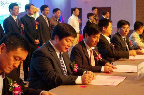 中国农机院院长李树君(前排左二)在华东农装产业园项目协议上签字