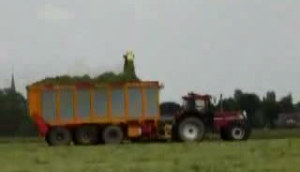 凯斯1455型拖拉机联合耕作演示
