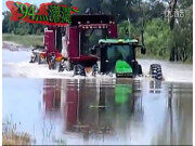 约翰迪尔拖拉机和凯斯7088收割机涉水行进作业视频
