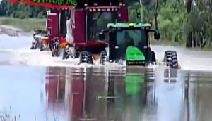 约翰迪尔拖拉机和凯斯7088收割机涉水行进作业视频