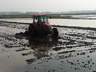 富尔农机折叠式水田耙浆机作业视频