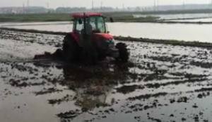富尔农机折叠式水田耙浆机作业视频