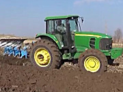 郑州龙丰B系列450蓝色栅条犁配套约翰迪尔1654高茬玉米地耕作视频