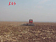 东方红1002履带拖拉机联合整地作业视频