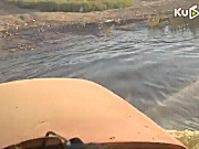 东方红1804拖拉机涉水作业视频