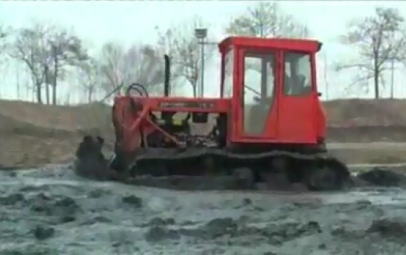 东方红CA802履带拖拉机视频