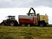 凯斯纽荷兰804拖拉机玉米收割机作业视频